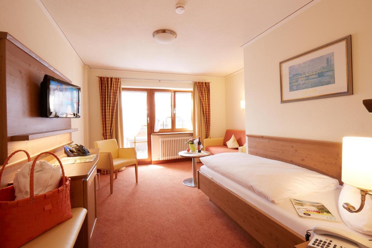 Wander- & Wellnesshotel Naegele ヘーヘンシュヴァント エクステリア 写真